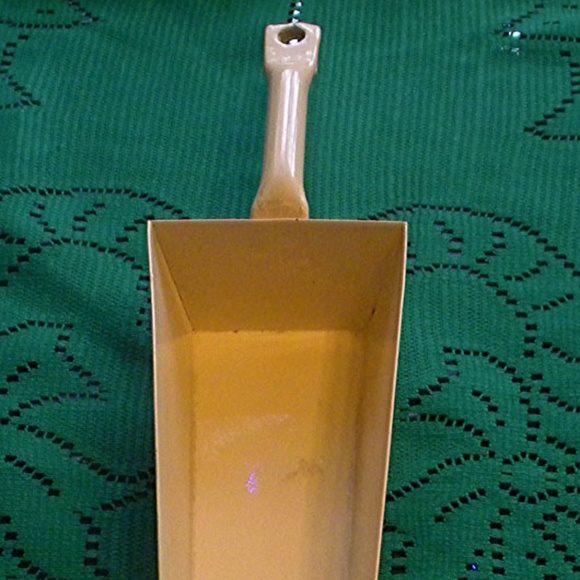 Vintage Tin Scoop Oblong shape tan  7 inches Long - Picture 1 of 6